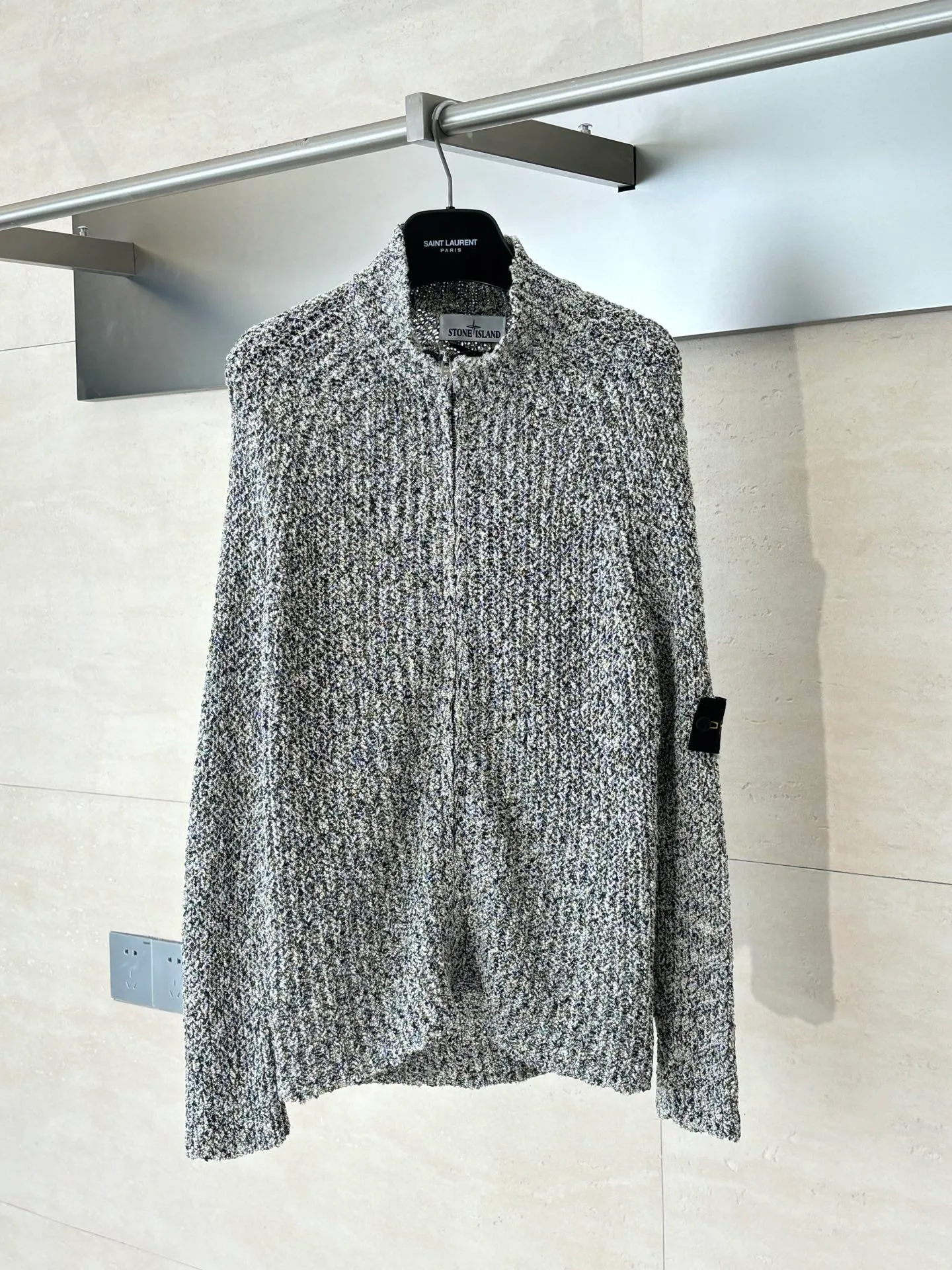P650 Stone Island*/Stone Island Coral patchwork knitted sweater jacket Customized dyeing of original yarn has become popular in Xiaohongshu very early. Many Internet celebrity shops are doing it. The products they make can only be said to be unsightly. They are all made of ready-made yarn. This original version is made of 7 yarns of different colors and thicknesses that must be arranged to achieve the original effect. The customization cycle is very For a long time, the molded original version has the same ykk No. 5 special craftsmanship zipper, using an old-fashioned 9-needle thick-thread wool loom (due to low efficiency and high waste, factories pursuing efficiency have abandoned it, and only some big brands still use it). The strongest armband on the entire network, all detailed identification points restore the original inspection level! All Stone Island armbands must have three yellow lines, anything without them is fake! The models before 2021 had four yellow lines, and after 21fw, they all had three. We restored them perfectly.  Size：S/M/L/XL